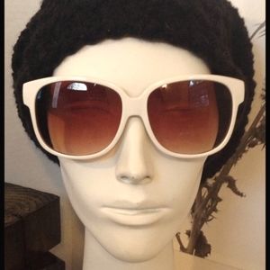 OFF WHITE OVERSIZED ACRYLIC FASHION SUNNIES